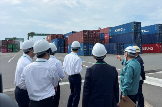 コンテナヤードで見学する学生の様子